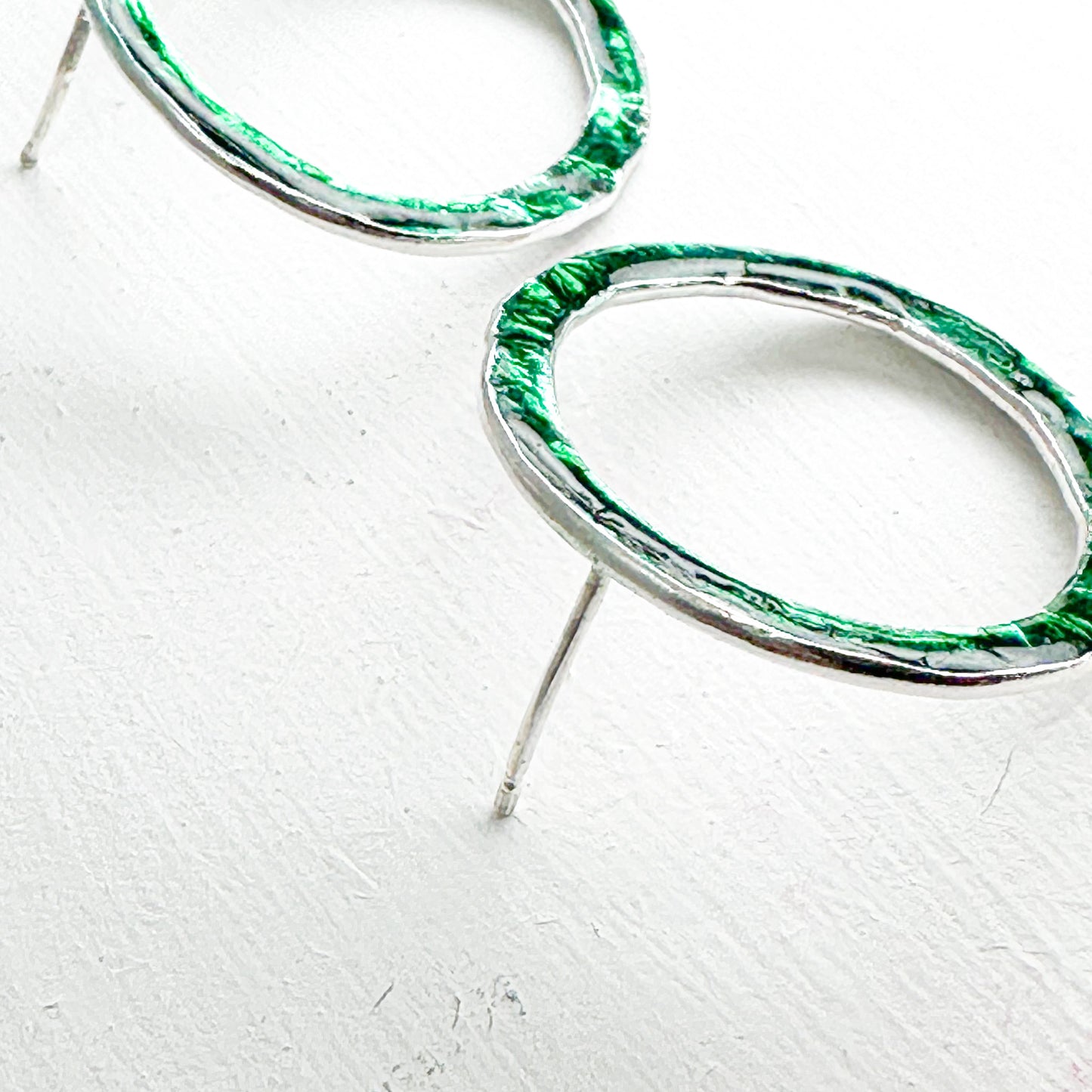 emerald green circle stud earrings