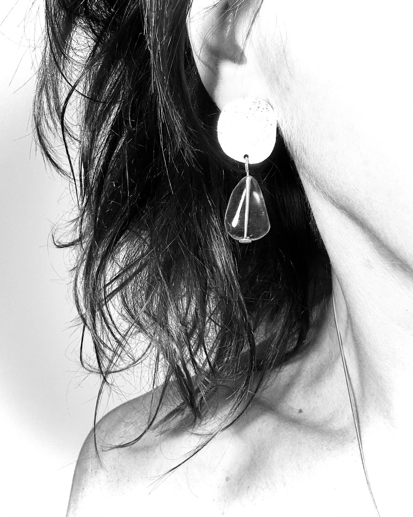 Boucles d’oreilles en argent sterling et hématite – Perles antiques upcyclées, design minimaliste