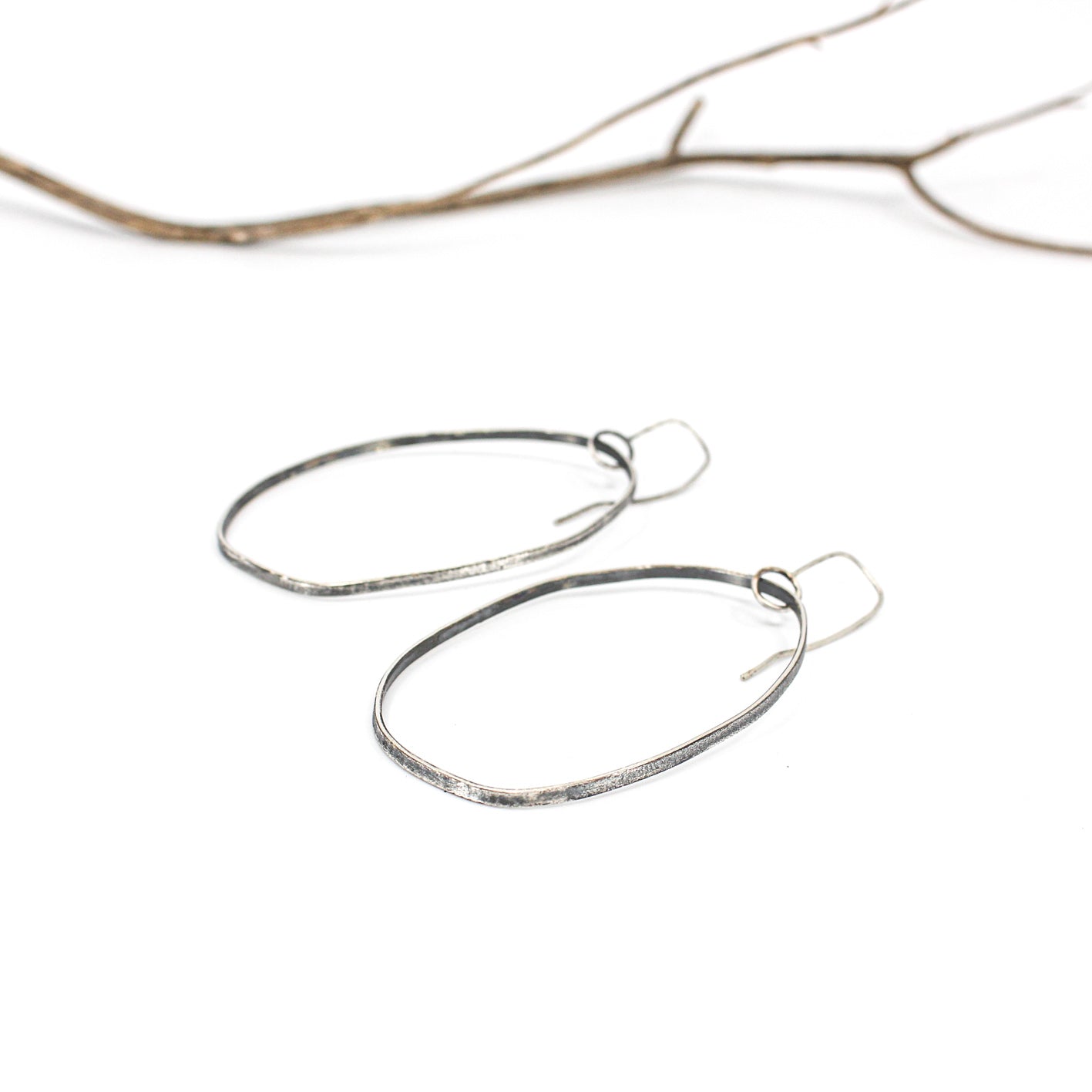 grandes boucles d'oreilles pendantes minimalistes en argent • texturé • argent sterling écologique • oxydé