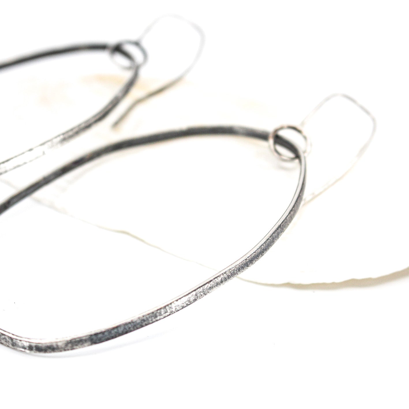 grandes boucles d'oreilles pendantes minimalistes en argent • texturé • argent sterling écologique • oxydé