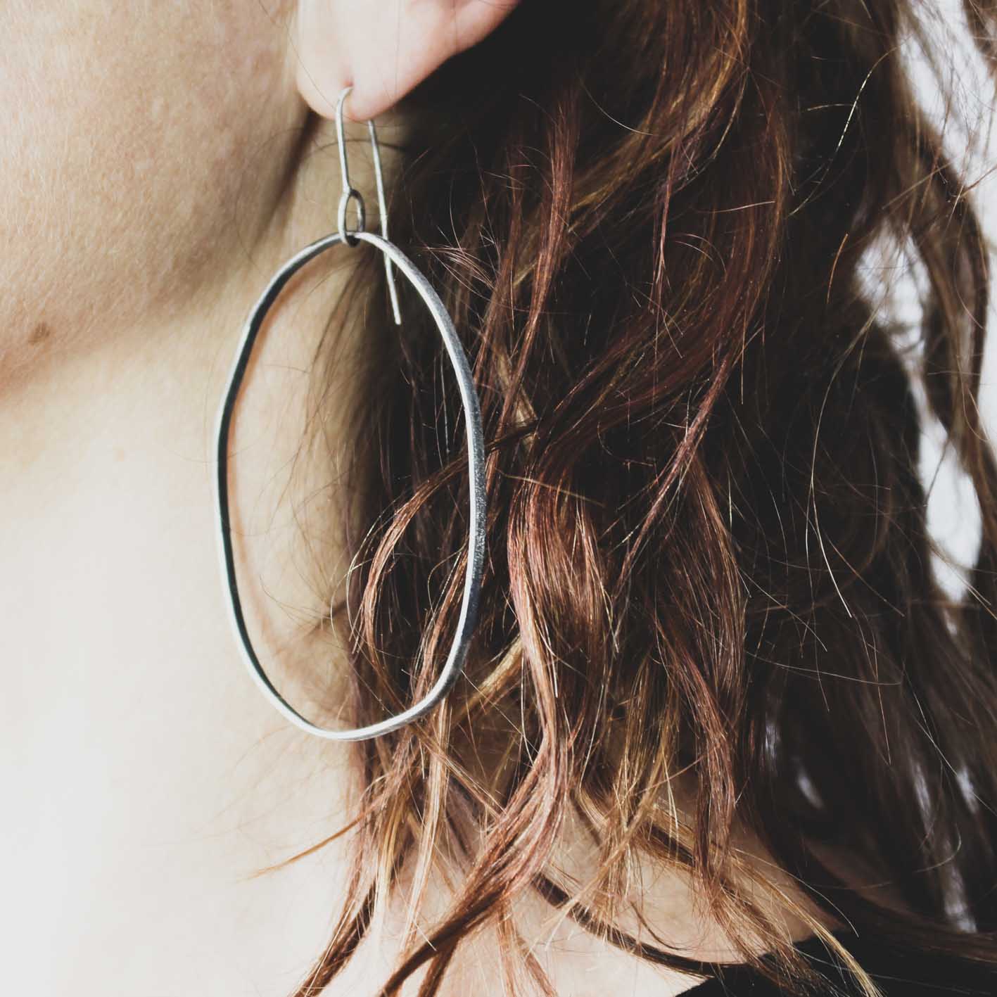 grandes boucles d'oreilles pendantes minimalistes en argent • texturé • argent sterling écologique • oxydé