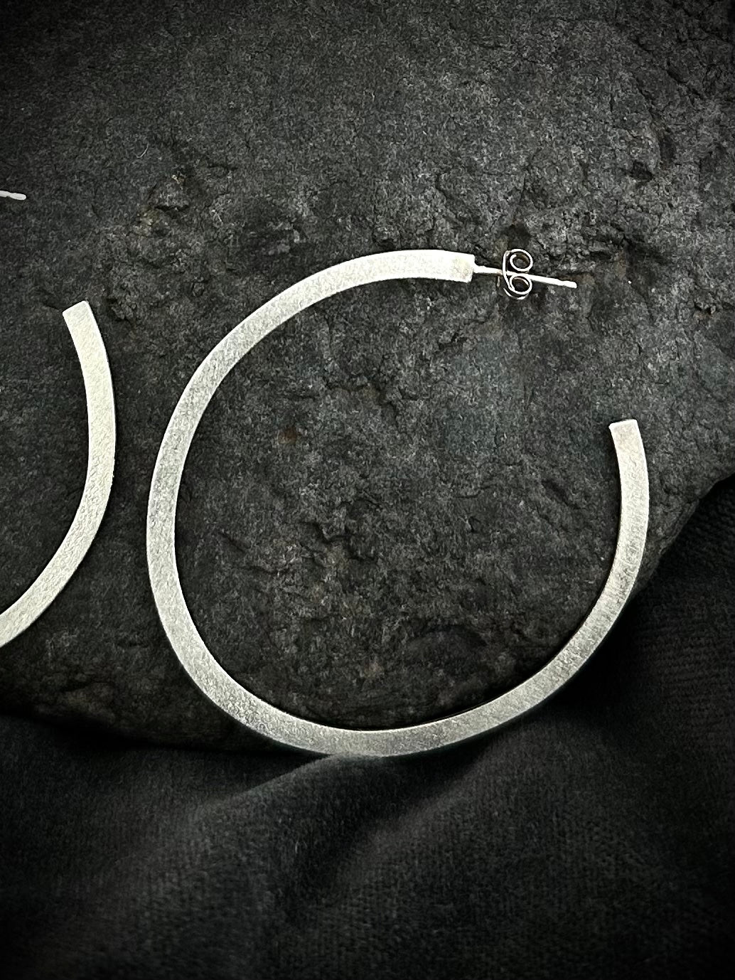Handgefertigte minimalistische Ohrstecker aus Sterlingsilber, leicht + auffällig