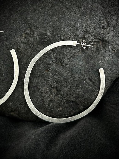 Handgefertigte minimalistische Ohrstecker aus Sterlingsilber, leicht + auffällig