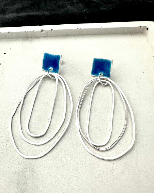 longues boucles d'oreilles pendantes ovales en argent avec dessus carré en résine rose