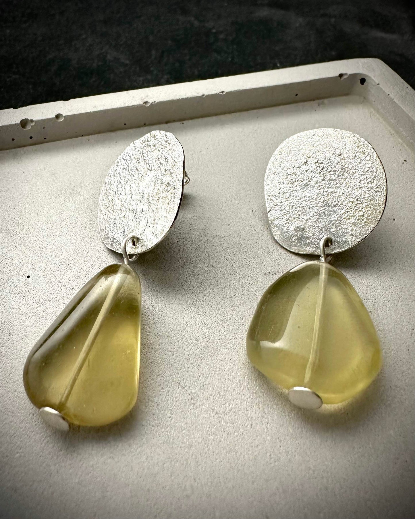 Boucles d’oreilles en argent sterling et hématite – Perles antiques upcyclées, design minimaliste