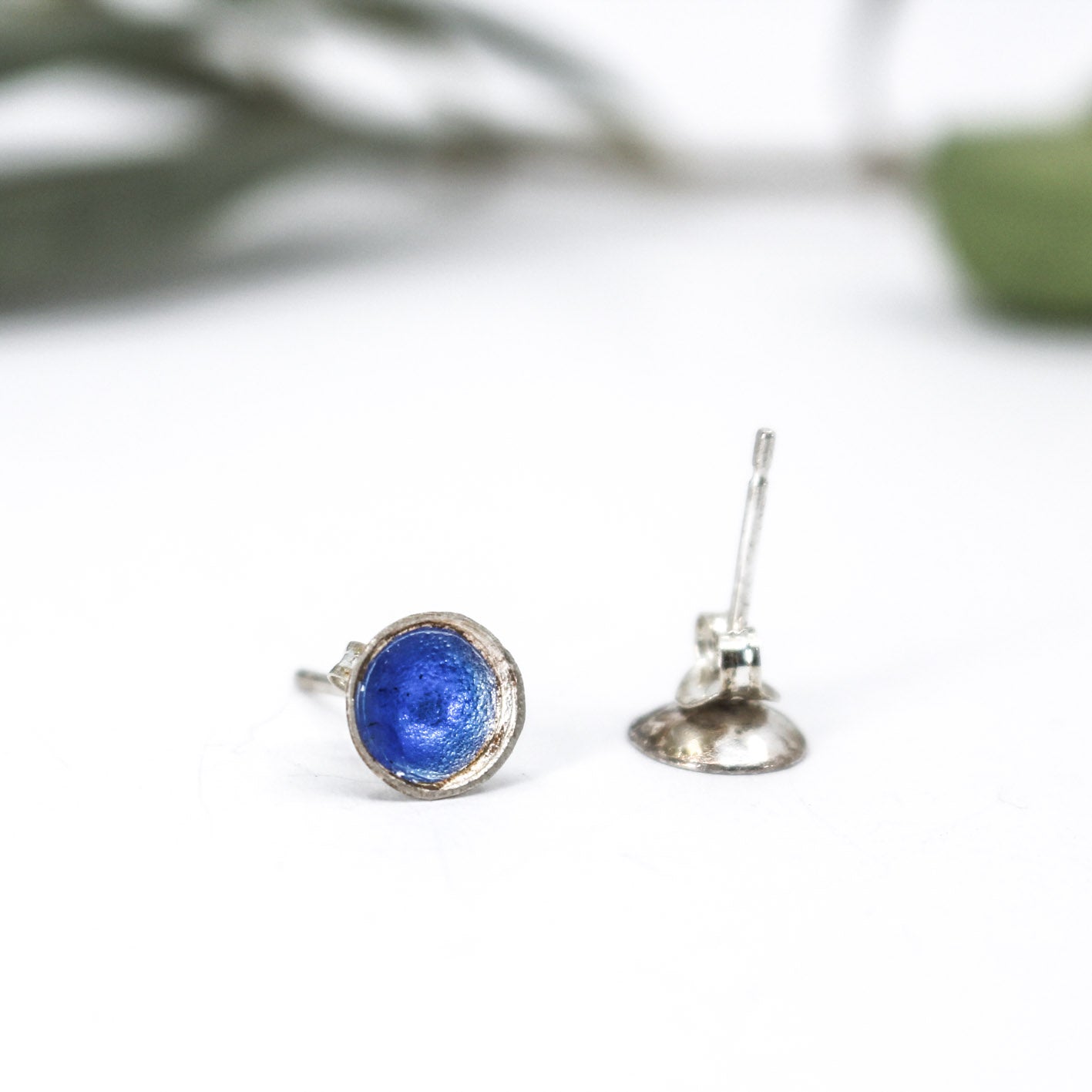 small blue round small studs in 925 eco sterling silver • resin coated