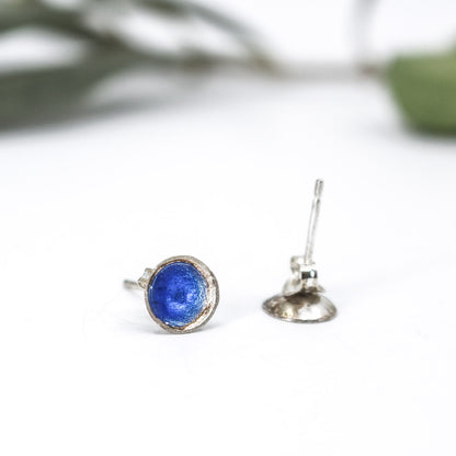 small blue round small studs in 925 eco sterling silver • resin coated
