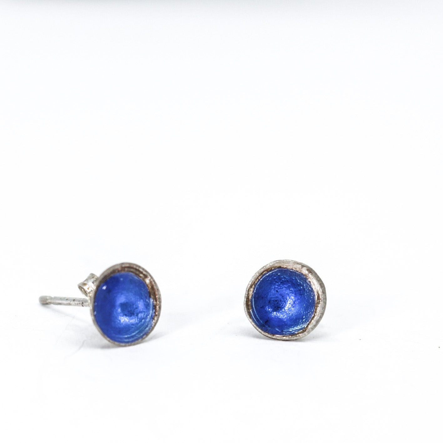 small blue round small studs in 925 eco sterling silver • resin coated