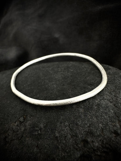 Single sterling silver bangle on stone - handmade round bracelet